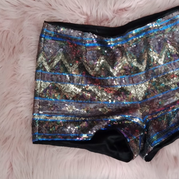 Shorts - Picture 2 of 14